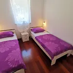 Apartament Sara 1, 50 M From The Beach, Balcony And Sea View, Private Parking