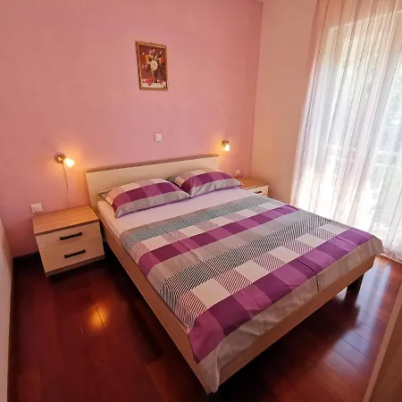 Sara 1, 50 M From The Beach, Balcony And Sea View, Private Parking