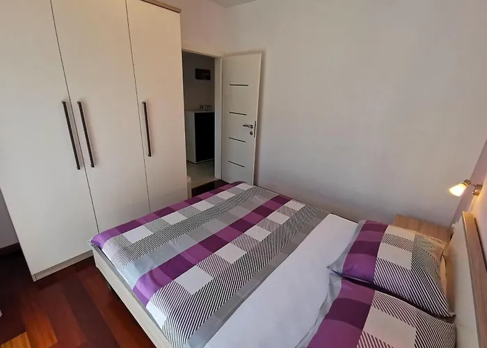 Sara 1, 50 M From The Beach, Balcony And Sea View, Private Parking *