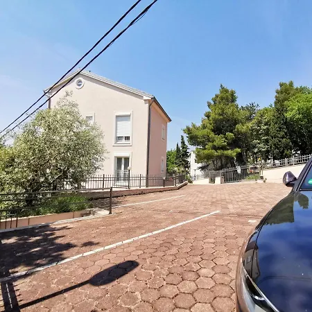 Sara 1, 50 M From The Beach, Balcony And Sea View, Private Parking Crikvenica