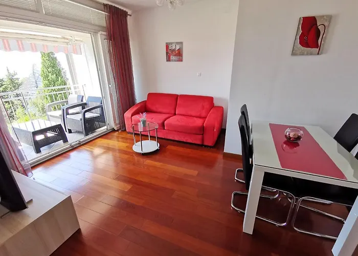 Sara 1, 50 M From The Beach, Balcony And Sea View, Private Parking Διαμέρισμα Crikvenica