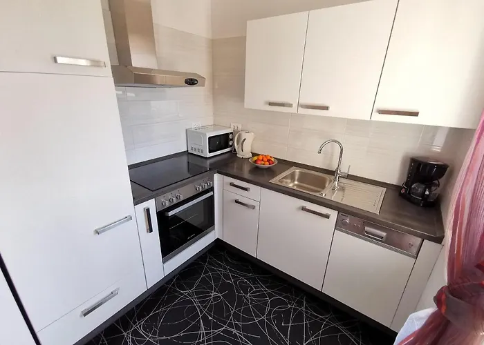 Sara 1, 50 M From The Beach, Balcony And Sea View, Private Parking شقة